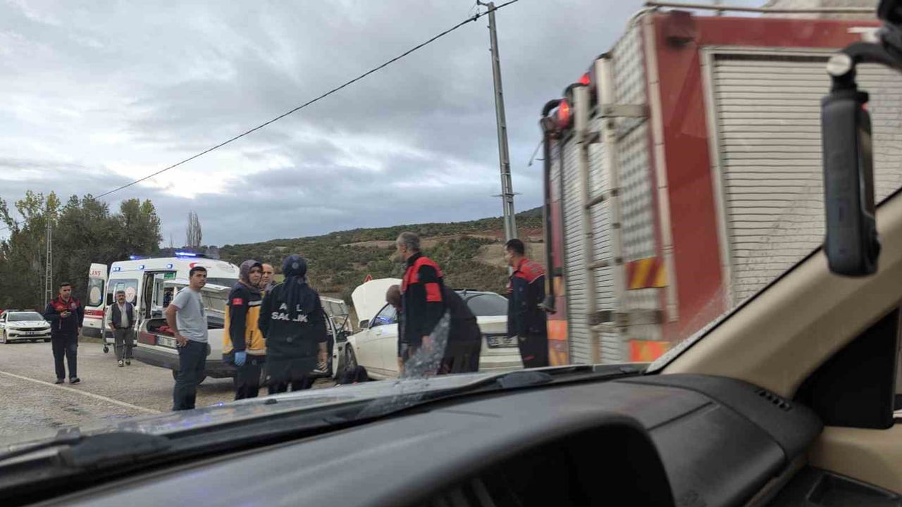 Zile-Turhal kara yolunda kafa kafaya çarpışma: beş kişi yaralandı