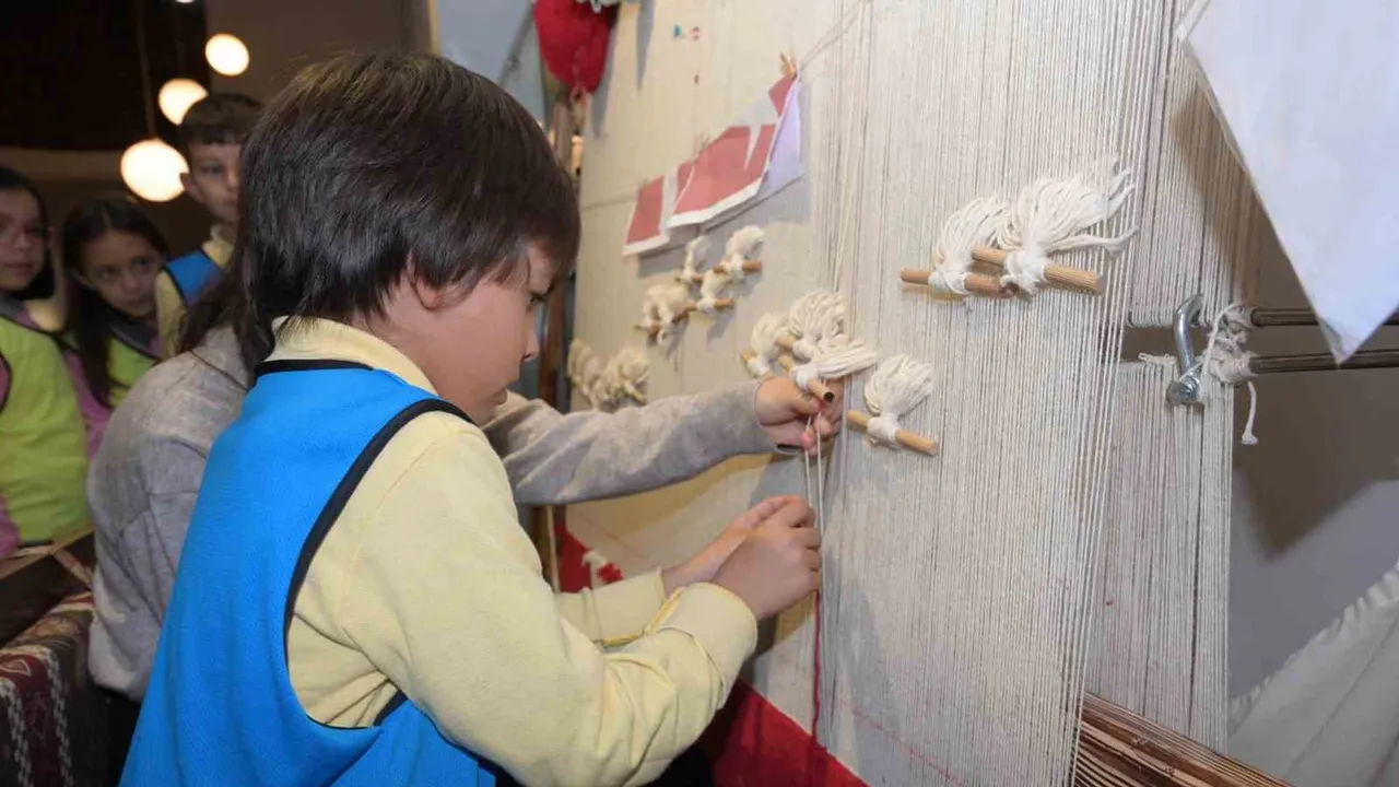 Ziyaretçilerin ilmekleriyle dokunan Türk bayrağı halısı 135 bin ilmeğe ulaşacak