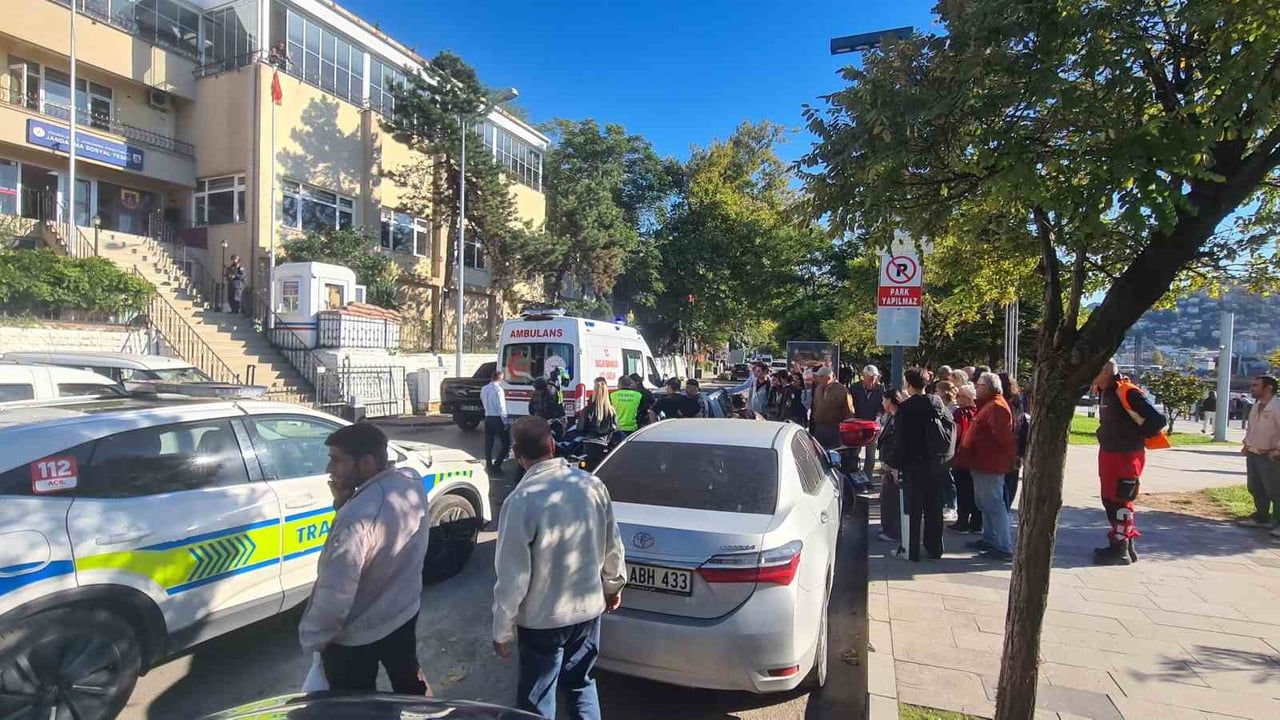Zonguldak Liman Caddesi'nde kontrolden çıkan motosiklet park halindeki otomobile çarptı: 17 yaşındaki sürücü ağır yaralandı