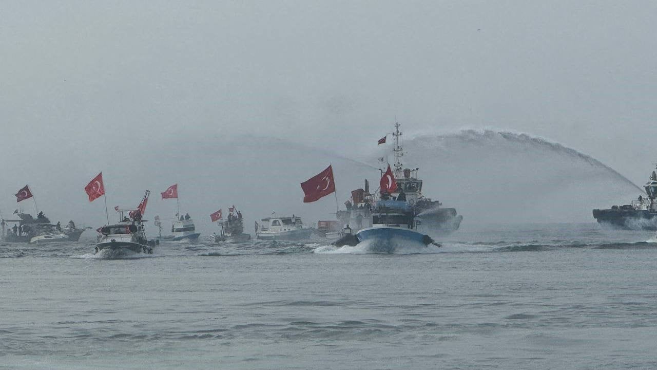 Zonguldak limanı'nda bayraklı geçiş ve su dansı