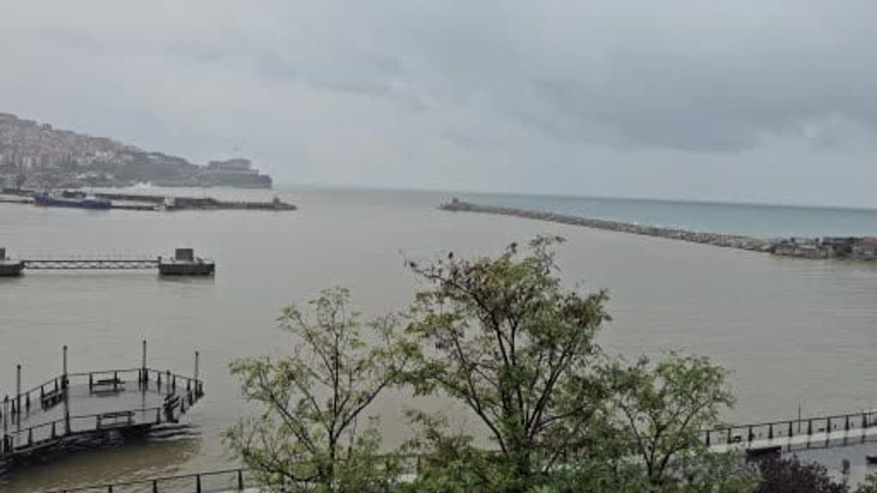 Zonguldak limanında çamurun bıraktığı iz