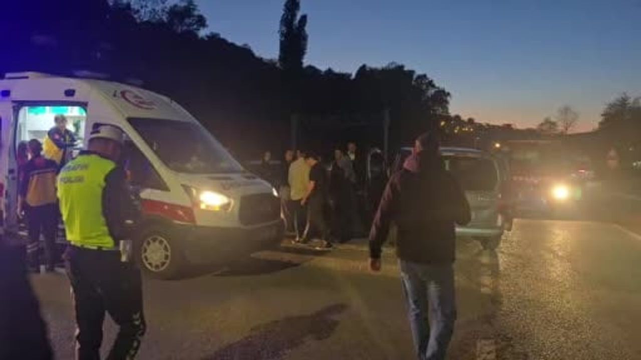 Zonguldak'ta akşam saatlerinde kavşak kazası: altı kişi yaralandı