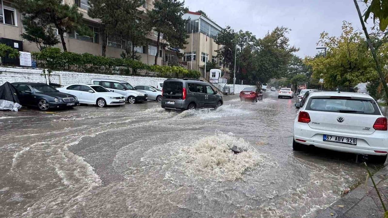 Zonguldak’ta sağanak yaşamı etkiledi: iki tekerlekliye geçici trafik yasağı