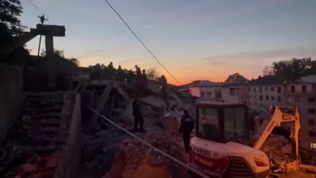 Zonguldak'ta üç katlı binanın çökmesi enkaz altında kalanları ortaya çıkardı
