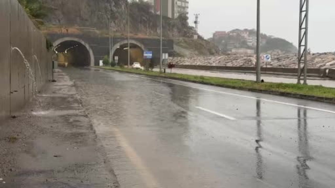 Zonguldak'ta yağış sonrası heyelan bazı evlerin tahliyesine neden oldu