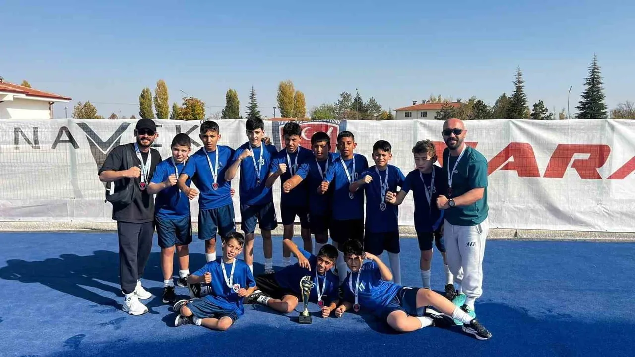 Zonguldaklı okulun hokey yıldızı U14 milli kampına davet edildi