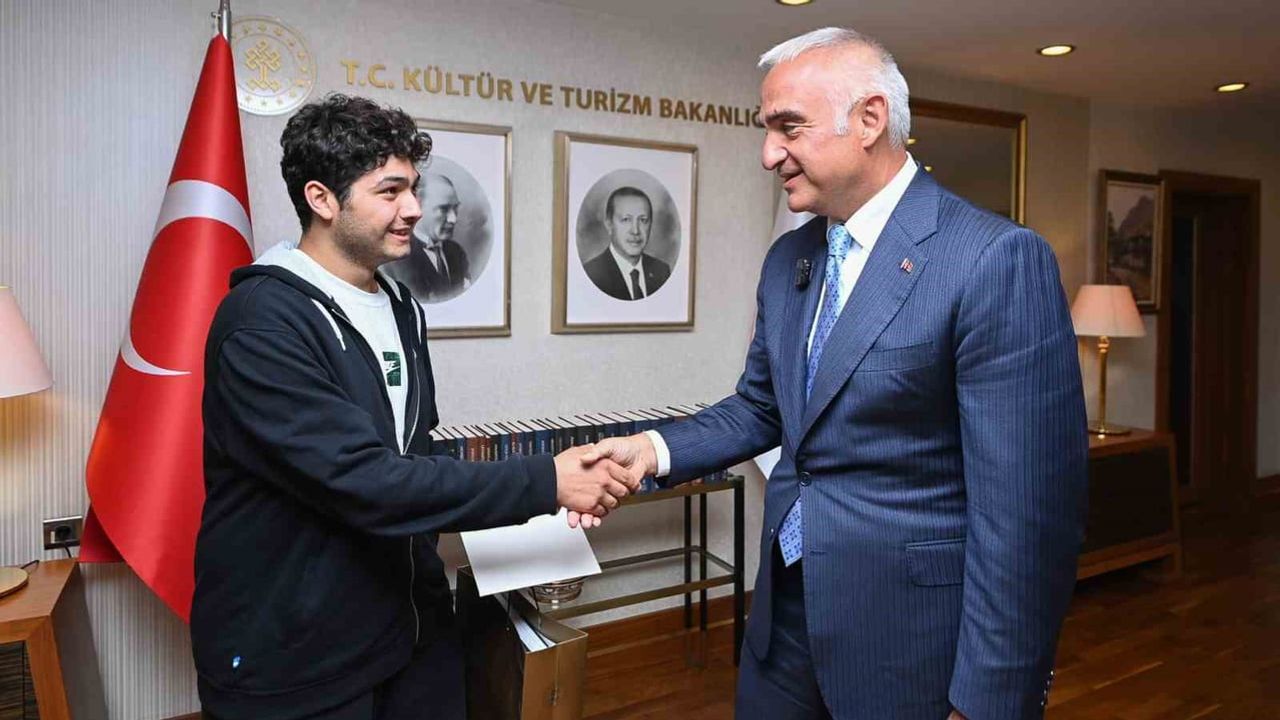 Zorlu yaşam koşullarını aşarak tıp hayaline ulaşan Ahmet Deniz'e tebrik ziyareti
