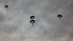 Gazze’ye bayramın ilk gününde havadan yardım indirildi! 