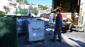 Kemer Belediyesi, çöp konteynerlerini sıcak ve ilaçlı suyla düzenli olarak dezenfekte ediyor