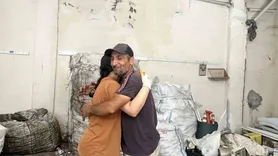 Adana'da kağıt toplayarak okuttuğu kızı üniversiteyi birincilikle bitirdi