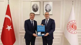 Bakan Işıkhan'dan Renault Group Türkiye CEO'su Lionel Jaillet'e Turkuaz Kart teslimi