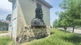 Eskişehir'de iki trafo kutusu arasında görsel çelişki: Birinde '3 bin yıllık tarihimize sahip çıkıyoruz', diğerinde Yunus Emre silüeti yıpranmış