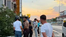 Minibüs yol kenarındaki standa çarptı, evin bahçesine devrildi