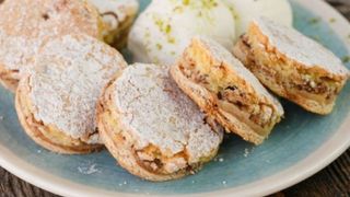 10 dakikada hazır elmalı bisküvi tarifi! Bu püf noktasıyla kıyır kıyır olacak