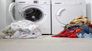 Çamaşırların makinede kırışmaması için bunu yapan ütü derdinden kurtulur