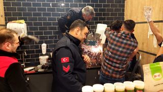 Sivas'ta kıyma makinesine kolu sıkışan şarküteri çalışanı makineyle birlikte hastaneye kaldırıldı