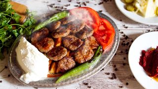 Akşama enfes lezzetteki köfteniz hazır! Pideli köfte tarifi lezzetiyle mest edecek