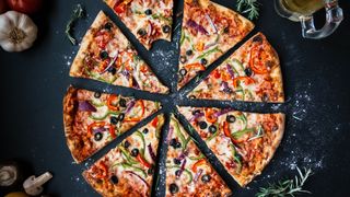 Evde İtalyan usulü pizza yapmaya hazır olun! Bol soslu ve bol malzemeli evde pizza tarifi