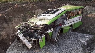 Filipinler’de otobüs uçuruma uçtu! 17 kişi can verdi, 11 kişi yaralı!