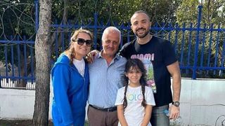 Demet Akalın, Mersin’de Bergen’in Kabrini Ziyaret Etti