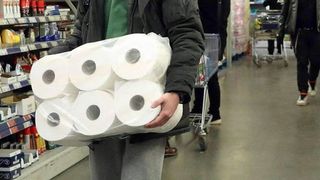 Yeni yıla girmeden muhakkak bu marketten tuvalet kağıdınızı stoklayın! Herkes marketin önünde tuvalet kağıdını kapmak için yarışıyor