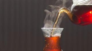 Çayı sakın sıcak içmeyin! Bu ölümcül hastalığa neden oluyor!