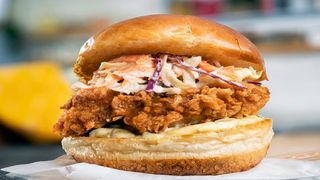 Evinizde kendi çıtır tavuk hamburgerinizi hazırlamanıza dakikalar kaldı! Lezzetli çıtır tavuklu hamburger tarifi
