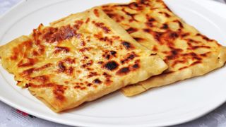 Milföyden şipşak 5 dakikada börek yapmak mümkün! Tavada milföy börek tarifi