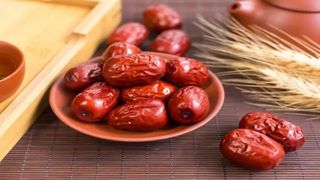 Sonbaharın şifa dağıtan gizli hazinesi! Hünnap meyvesi nasıl yenir? Faydaları nelerdir? İşte hünnap meyvesinin şaşırtıcı gerçekleri!