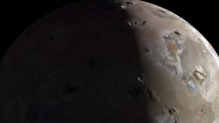Juno uzay aracı Jüpiter’in volkanlarla kaplı uydusunun en yakın görüntülerini yakaladı! 