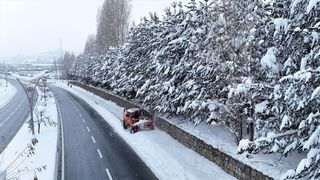 Bitlis'te Yol Açma Çalışmaları Devam Ediyor