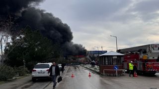 Bursa'da Madeni Yağ Dükkanında Yangın Çıktı, Müdahale Devam Ediyor