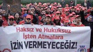 İzmir Büyükşehir Belediyesi'nde Ücretsiz İzne Çıkarılan 158 İşçi İçin Eylem Devam Ediyor