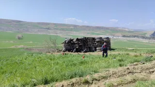 Adıyaman'da Kum Yüklü Kamyon Park Halindeki Tırlara Çarptı: 1 Ölü, 1 Yaralı