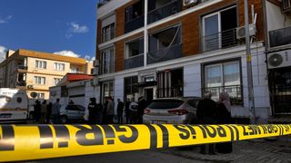Aydın'da yangında hayatını kaybeden itfaiye erinin eşi ve çocukları son yolculuğuna uğurlandı