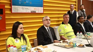 Bakan Işıkhan, Mersin Limanı'nda İftar Programında İşçilerle Bir Araya Geldi