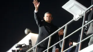 CHP Genel Başkanı Özgür Özel, İBB Önünde Tarihi Mesajlar Verdi