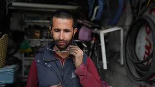 Gözlerini kaybeden Iraklı genç, bisiklet tamirciliği yaparak mücadele ediyor