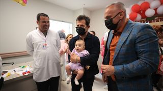 Antalyaspor Teknik Direktörü Emre Belözoğlu, Çocuk Bayramı'nda Hastanede Küçük Hastaları Ziyaret Etti