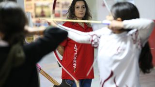 Bursa'da Fizyoterapist Senem Çelik, Oğlunun İsteğiyle Okçuluk Antrenörü Oldu
