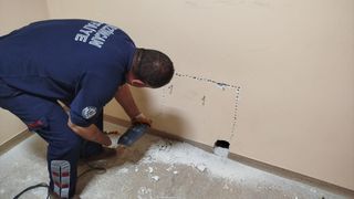 Erzincan'da Hastanenin Havalandırma Boşluğuna Düşen Kedi Kurtarıldı