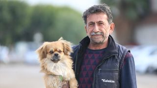 Hataylı Esnaf Rasim Zorla, Deprem Anında Uyanmasını Sağlayan Köpeği Fındık ile Beraber Çalışıyor