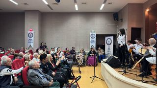 İstanbul'da Ortaokul Öğrencileri ve Polis Bandosundan Huzurevine Konser
