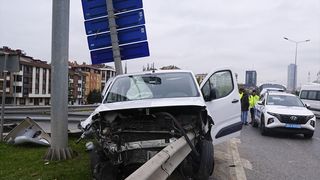 Ümraniye'de Otoyolda Bariyerlere Saplanan Araçta İki Kişi Yaralandı