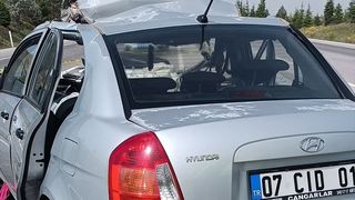Afyonkarahisar'da Tır Dorsesine Çarpan Otomobilde 1 Kişi Hayatını Kaybetti, 4 Yaralı