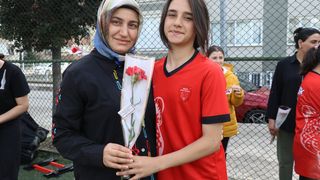 Amasya'da Kadın Futbolcular, Anneler Günü'nü Antrenmanda Kutladı