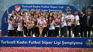 Ankara Büyükşehir Belediyesi FOMGET, 2024-2025 Kadın Futbol Süper Ligi'nde Şampiyonluk Kupasını Aldı