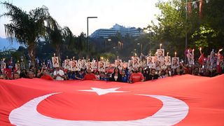 Antalya'da 19 Mayıs Bayramı Kutlamaları: Fener Alayı ve Konser Düzenlendi