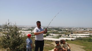 Antalya'da Olta ile Uçurtma Uçuran Niyazi Göksu'nun Renkli Performansı