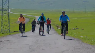 Ardahan Göle'de Çiçeklerle Bezenmiş Ovada Bisiklet Etkinliği Düzenlendi